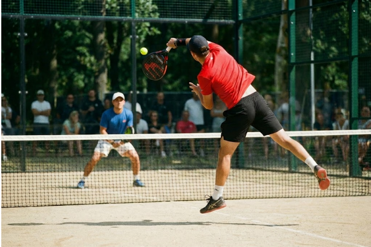 Professionelle tennisspillere på banen